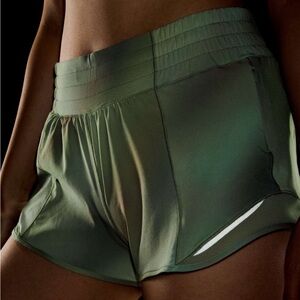 🍋Size 10 - NWT: LULULEMON - Hotty Hot High-Rise Lined Short 2.5"